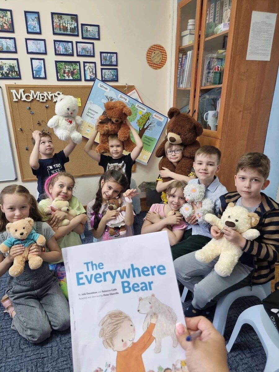 Когда мы начинаем изучать иностранный язык, то много времени уделяем грамматике и изучению новых слов. И иногда немного забываем, что наша главная цель - развивать умение понимать англоязычную речь на слух  и быть понятыми нашими собеседниками. В связи с этим важно уделять достаточно времени именно устной речи и правильному произношению.  Что же делать, если у ребенка уже есть хороший запас лексики, он понимает речь на слух, выполняет письменные задания, но произношение требует совершенствования? Не сложно догадаться, что только правильный подход и регулярность может помочь в этом не простом деле. Советы от учителей школы Okey Dokey в этой статье!
