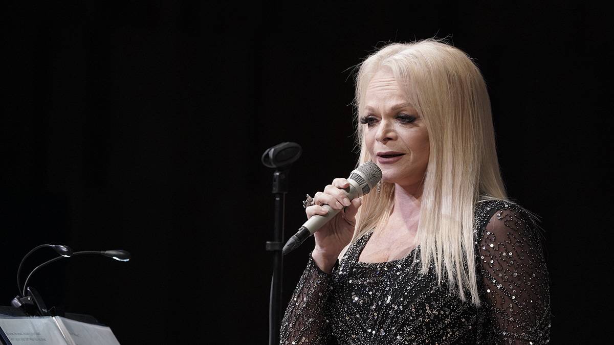 джастин бибер. Michael kiske 2000. современные вокалисты. солист рок группы. певец бруно марс.