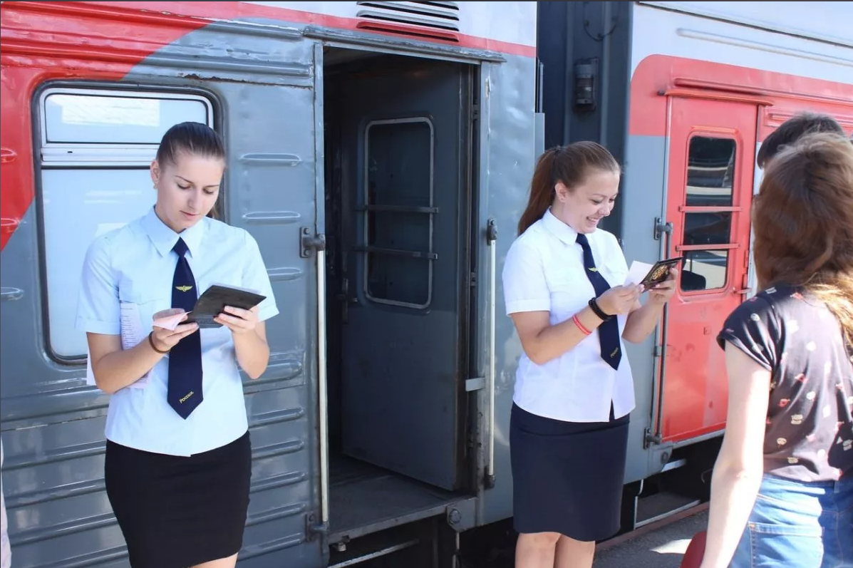 Проводник подвижного состава. Форма проводницы пассажирского вагона РЖД. Проводник поезда. Проводник РЖД. Поезд пассажирский с проводницей.