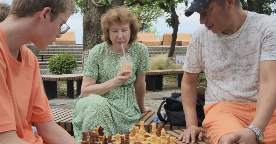 урок игры в шахматы на английском языке на пляже Ривьера в Сочи