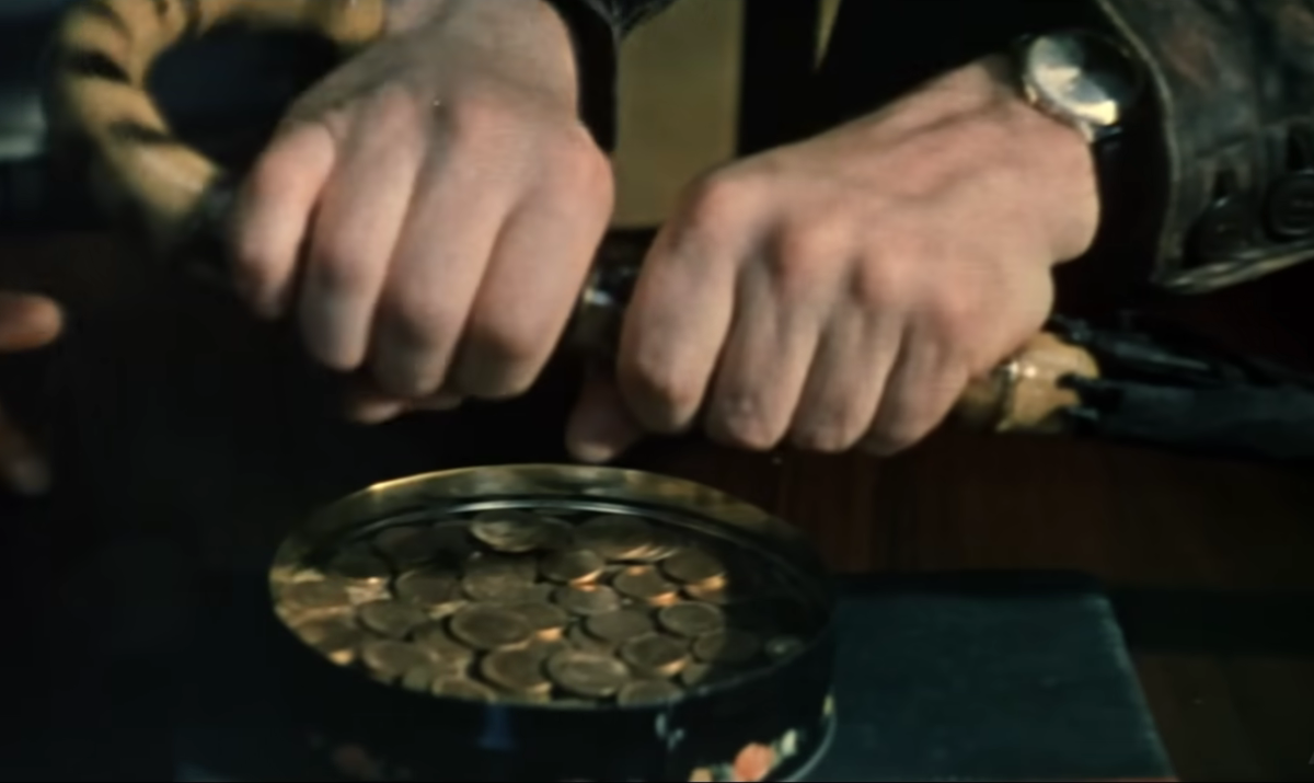 Вот она удача, трость с золотыми монетами уже дома. Кадр из фильма "Бриллиантовая рука"