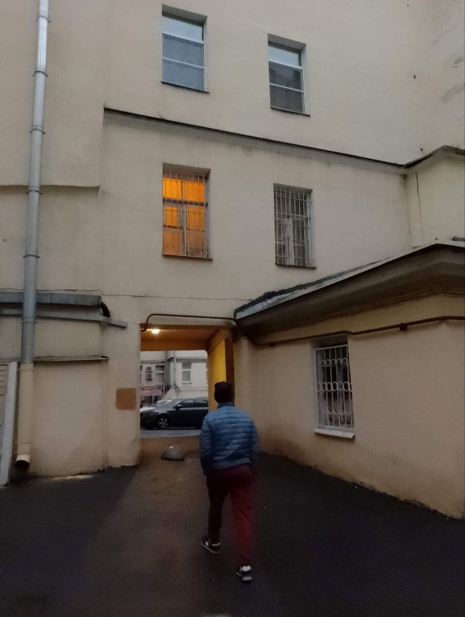 русский двор. дворы питера достоевского. надеяться двор. надеяться двор. зеленые питерские дворы.