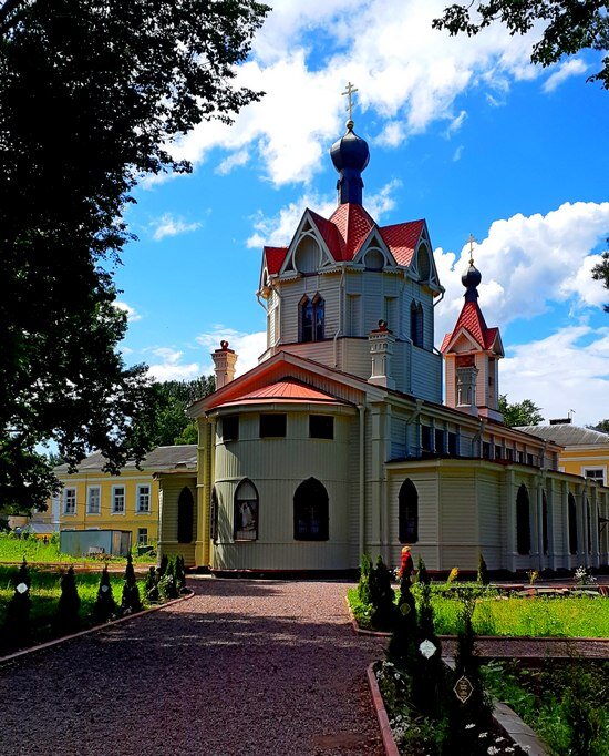 Церковь Спиридона Тримифутского, за ней - бывшие великокняжеские конюшни /фото из личного архива/