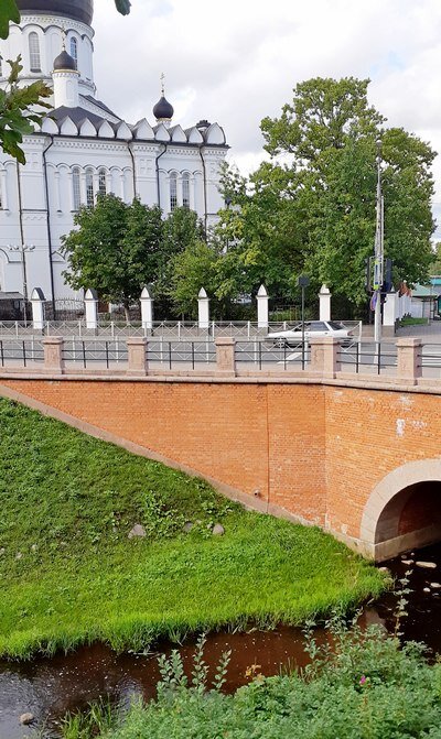 Вот примерно отсюда город поднимается от усадьбы вверх /фото из личного архива/