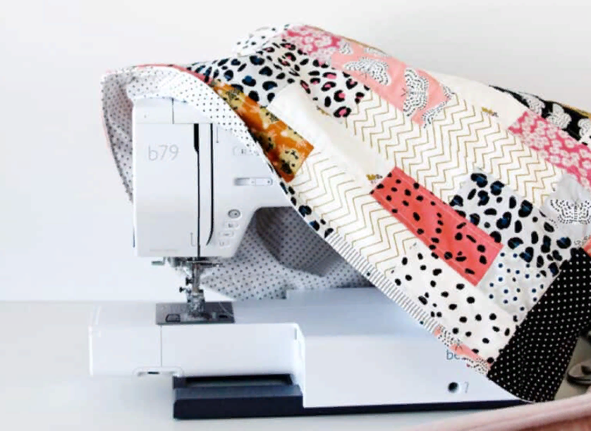 Patchwork швейная машинка. Чехол на швейную машину в стиле пэчворк. Чехол на швейную машинку пэчворк. Сшитые из лоскутков швейные машинки. Чеол на швейную машину печворк.