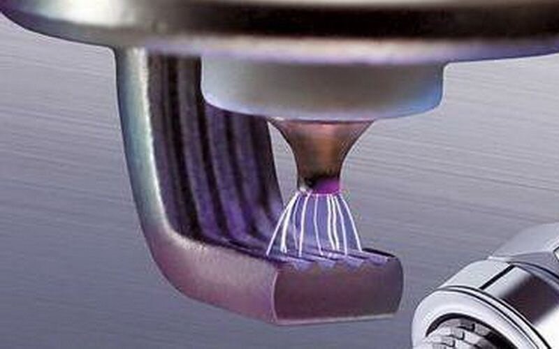 Искра на свече