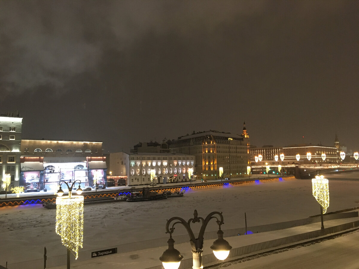 парк зарядье в москве. парк зарядье вид на красную площадь. парк загорье москва. площадь парка зарядье. парк зарядье.