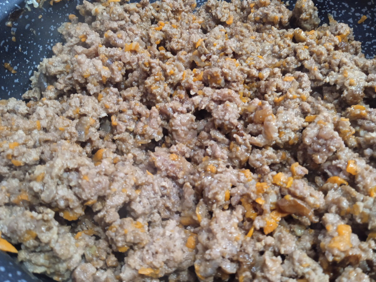 Когда фарш почти готов, добавляем специи, тщательно перемешиваем и накрываем крышкой. Доводим до полной готовности