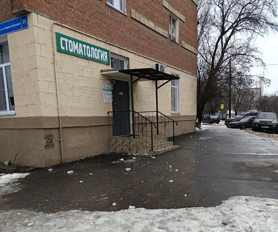 Горожане требуют, чтобы на данную проблему обратили внимание коммунальщики, пока не случилось ЧП. Данная ситуация, по их мнению, подвергает прохожих опасности.  
 
 
 Напомним, волгоградцы и до этого заявляли о страхе проходить мимо жилых домов. Так, в Тракторозаводском районе у дома № 61, расположенного на улице Ополченской, жители заметили отрывающиеся с крыши металлические листы. Горожане боялись, что может произойти трагедия.  
 
 
 К сожалению, в нашем городе бывали и смертельные случаи. Так, в Центральном районе мужчина шел недалеко от здания недостроенной больницы. Он, ничего не подозревая, спускался в пойму Царицы по лестнице, как вдруг с крыши сорвалась доска. Ветер направил ее на волгоградца. Несчастный погиб в больнице с открытой черепно-мозговой травмой, переломом свода и основания черепа.В Волгограде горожане заметили, что с фасада многоквартирного дома сыплются кирпичи. Об этом волгоградцы сообщили «Блокноту» сегодня, 20 января. 
 
 
 В Краснооктябрьском районе проходя мимо дома № 25, расположенного на улице Маршала Еременко, местные жители заметили как что-то посыпалось. Судя по наблюдению горожан, на землю упали кирпичи с фасада здания. Более того, волгоградцы заявляют, что сами едва не пострадали.  
 
 
 — Сегодня мимо проходили. Буквально немного задело осколками, когда падал кирпич, а он там не маленький.📷
