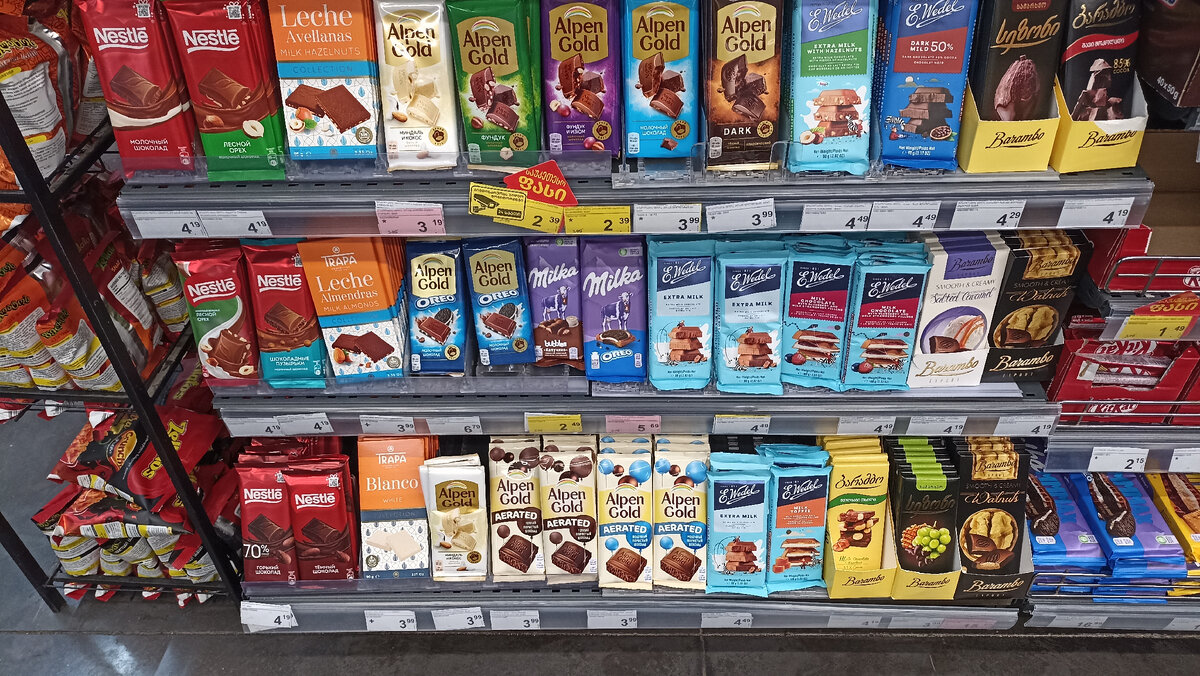 Шоколад в магазине Спар в Тбилиси. Вообще цены на шоколад и шоколадные изделия в Грузии очень высокие.