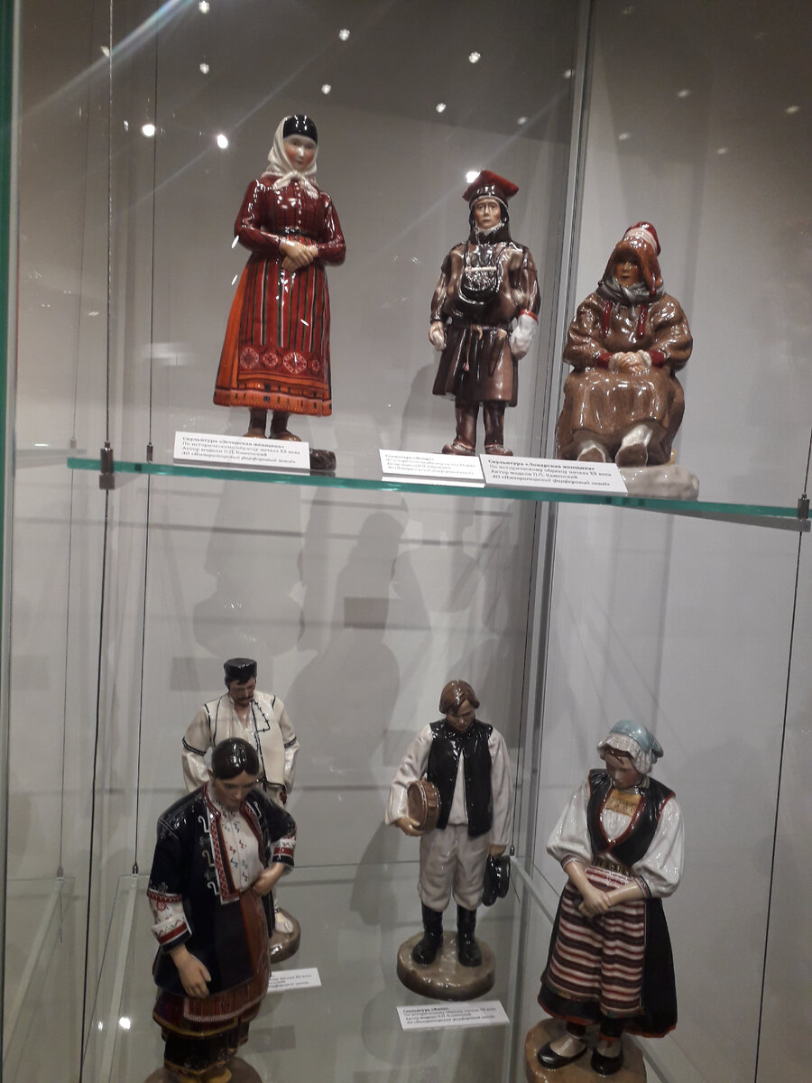 Верхняя полка: эстонская женщина, лопари; нижняя полка: финны (справа)