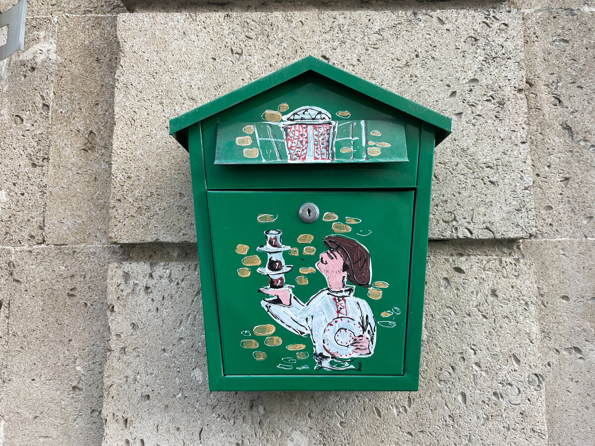 В Баку можно встретить очень красивые почтовые ящики