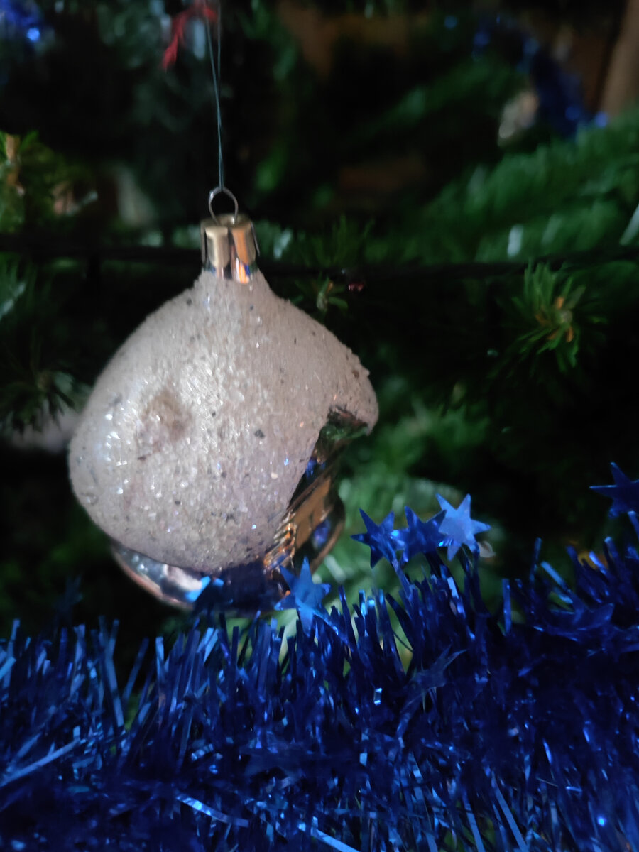 Тут видно трубу на крыше, но ее снегом замело.