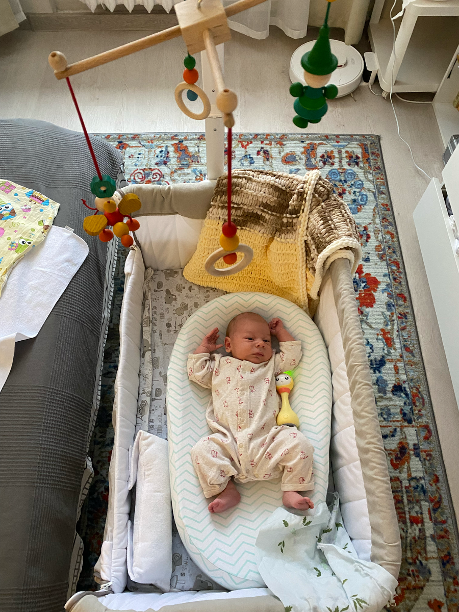 Тимоша просыпался, когда его перекладывали, но иногда мог полежать, посмотреть на мобиль.