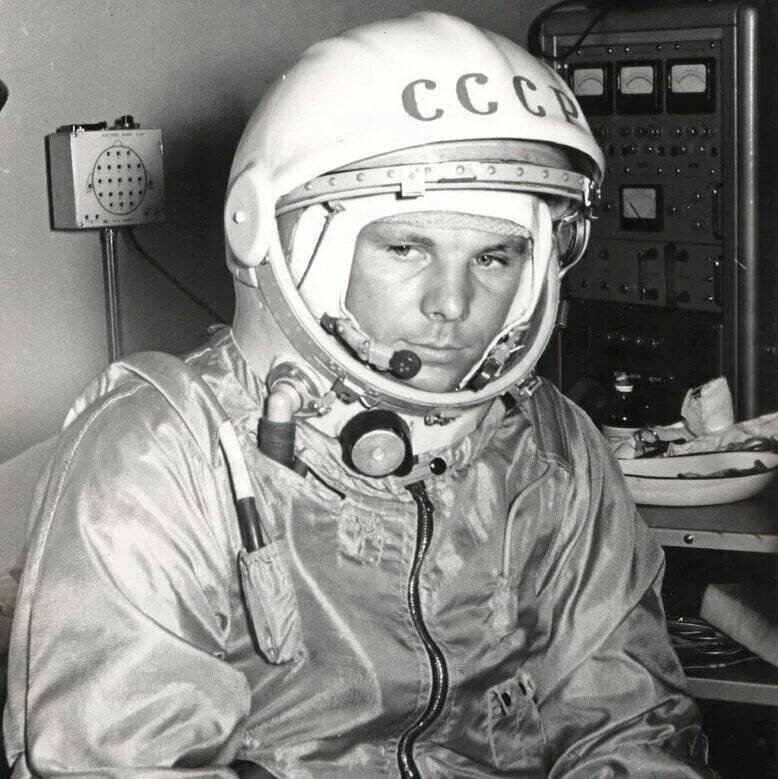Фотография гагарина в скафандре. Космонавт 1961 Гагарин.