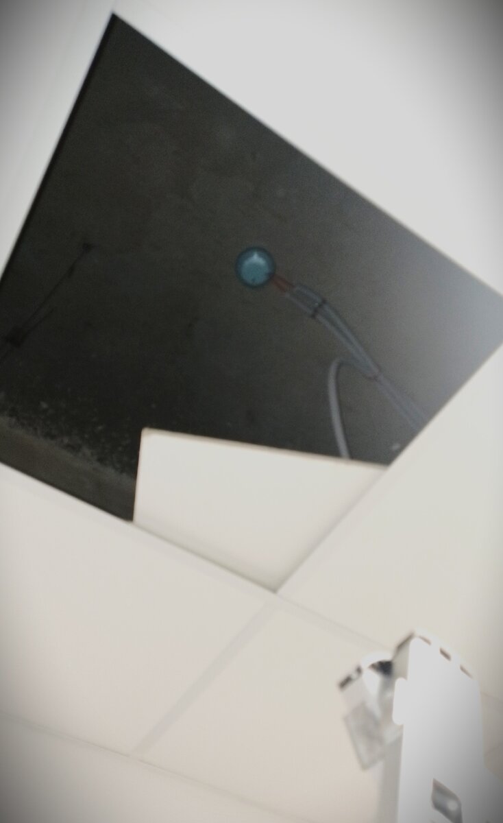 Транспортировочный колпачок голубого цвета на пожарном извещателе