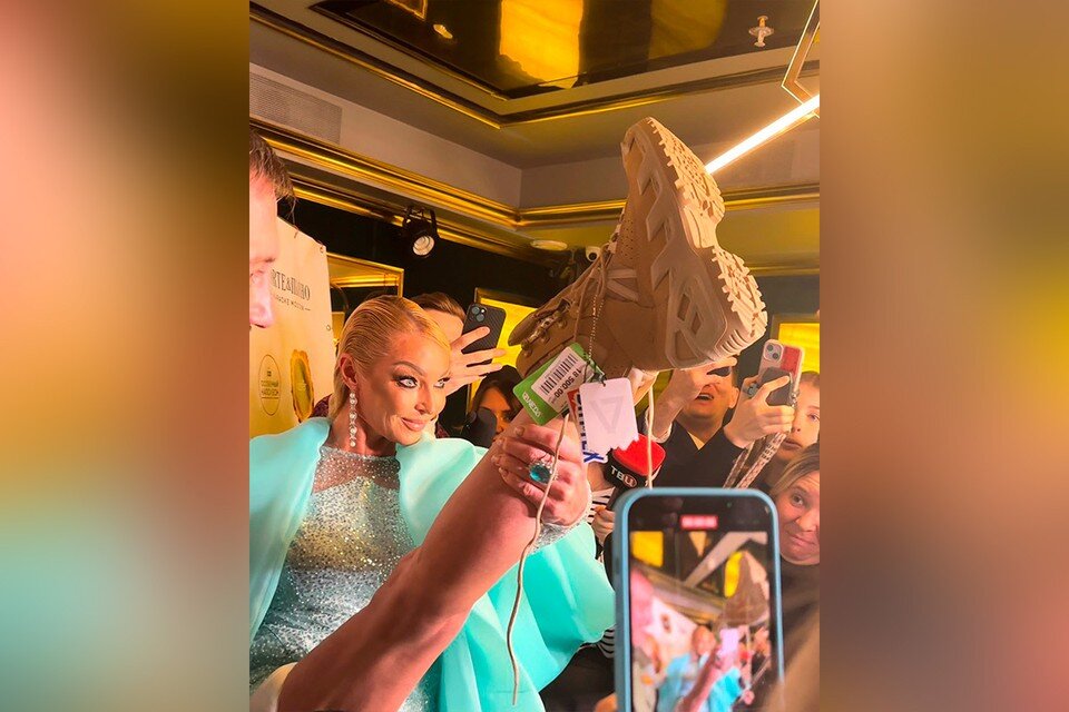 почему необходимо дышать через нос. интересные факты об организме человека. человек пьет воду. спортивная девушка пьет воду. какие витамины нужны при голодании.