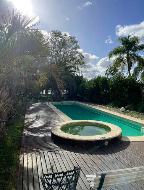 Дом летом с бассейном. Дачный домик с бассейном. Беседки патио зона с мангалом и бассейном. Дом летом с бассейном. Бассейн с летней террасой.