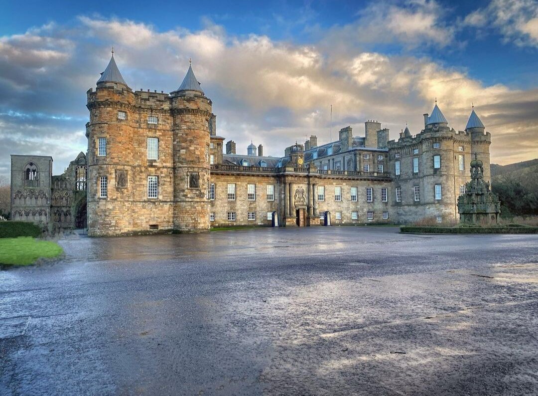 Название этого дворца, находящегося в Эдинбурге, происходит от англо-шотландского и означает "Святой крест".  На этом самом месте в 1128 году было построено аббатство, а при нём была гостиница.-2