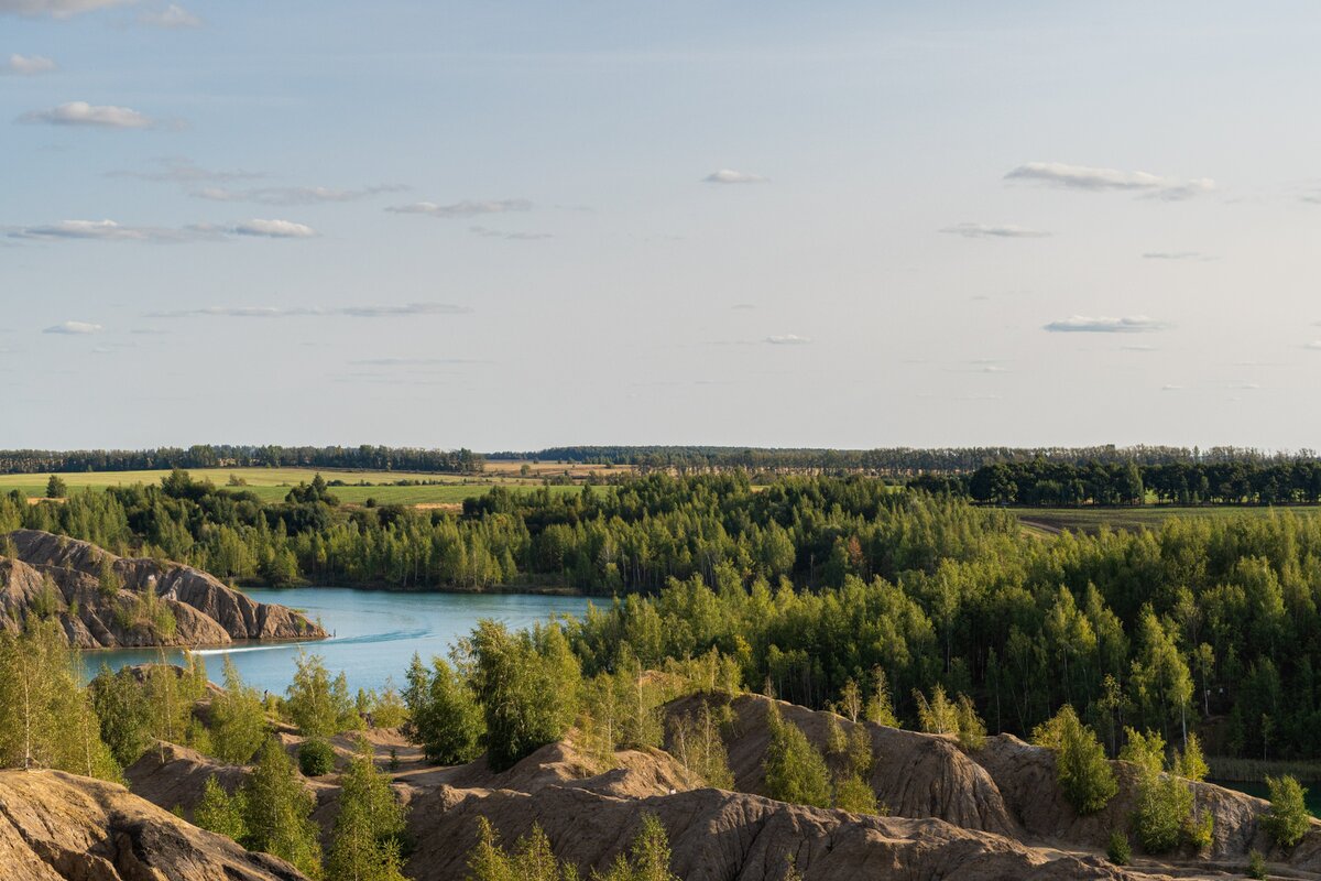 Летом в Кондуках обычно загорают и гуляют. Фото: Unsplash