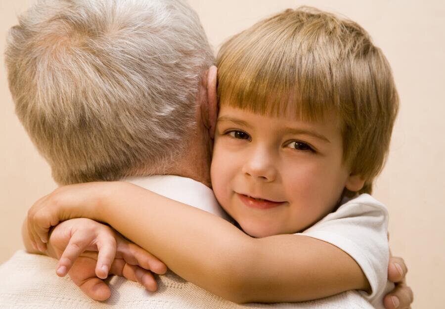    Почему люди обнимаются? Фото: Depositphotos