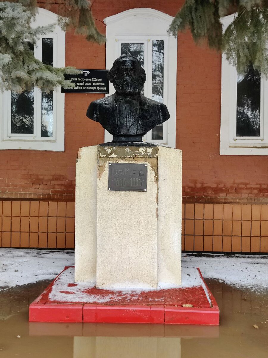 Великий идеолог социализма Карл Маркс. Куда же без него в городе, названном в его честь? (Автор фото: Дарья Фортес)
