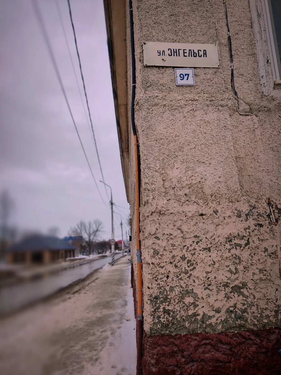 путник. уехал вещи оставил. рука с чемоданом. сожаление о прошлом. человек уходит.