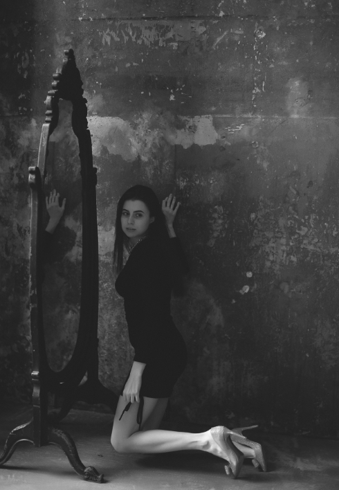 эстетика девушки в чёрном. девушка с розой во рту. эстетичные черные девушки. девушка в черном. эстетичные черные девушки.