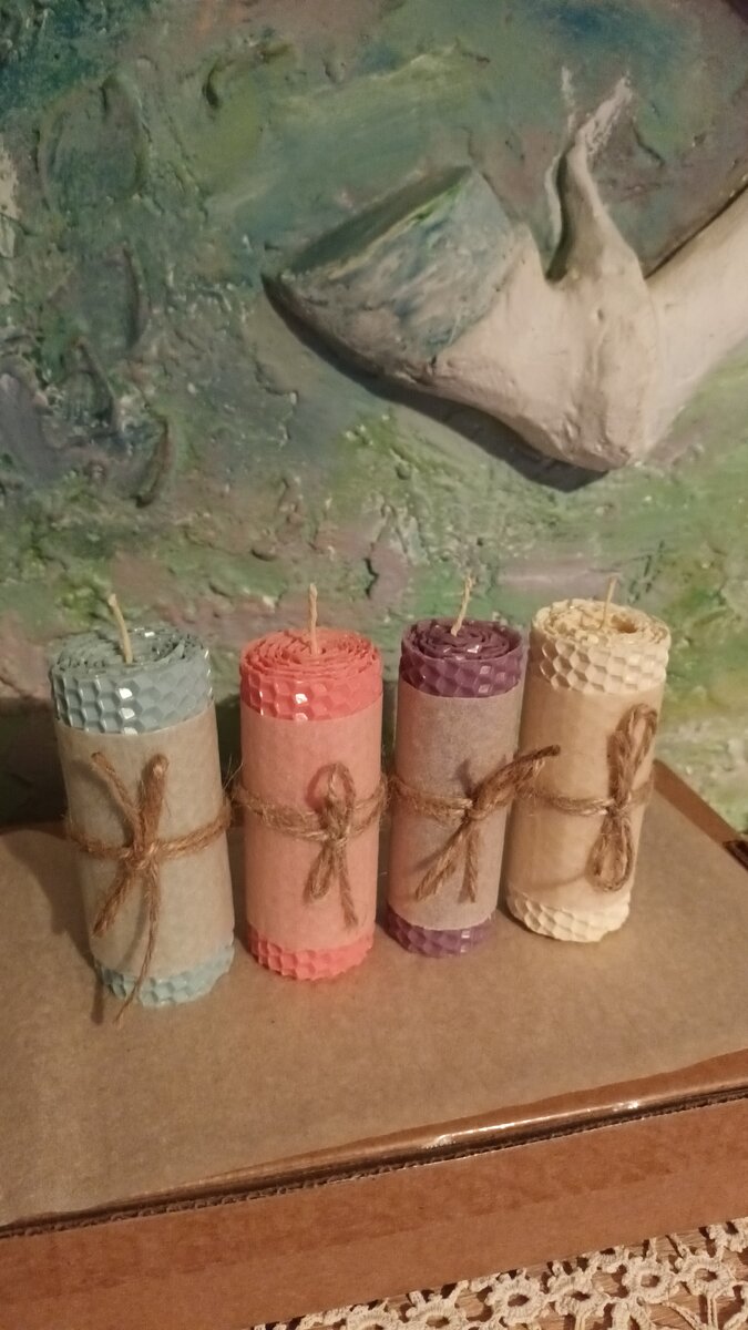 Приятный запах после скрутки свечей еще чувствуется в комнате. Фото автора