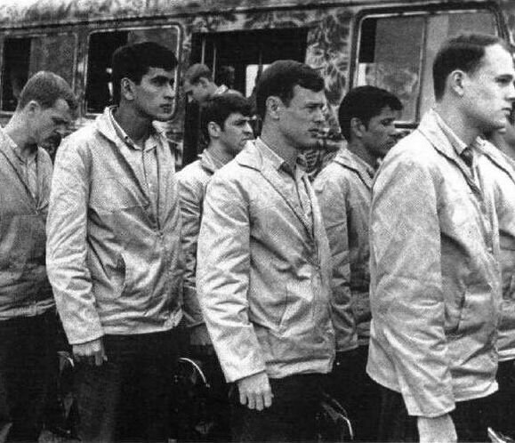 Пленники вели