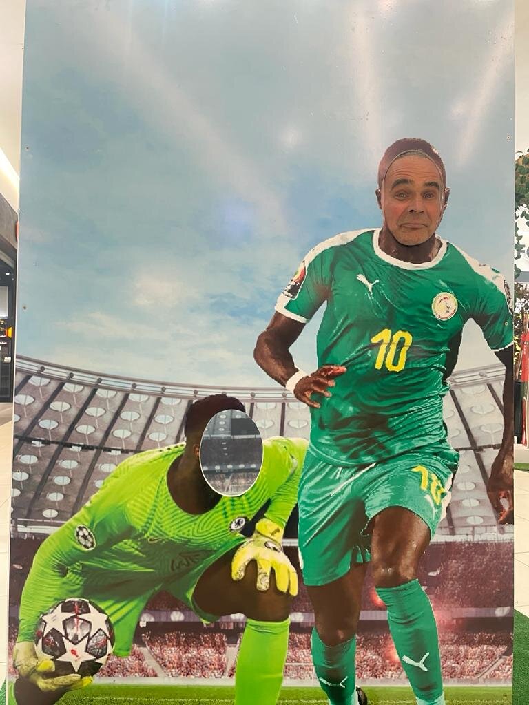 Шеф нашего бюро в Сенегале в образе нападающего сборной Сенегала Садье МАНЕ