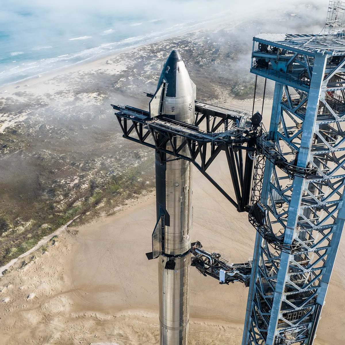 Самый большой космический корабль под названием «Starship», который разрабатывается быть способным к эффективному перемещению людей и ресурсов от Земли до Луны и Марса, и обратно.