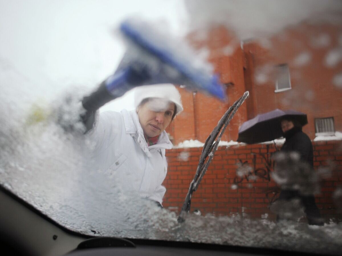 вода нагревается от воздуха. температура воды в реке подо льдом. горячая вода быстрее замерзает чем холодная. температура воды подо льдом. почему зимой вода теплая.