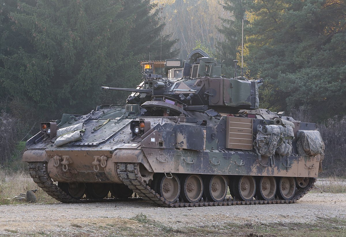 БМП Bradley M2A2, отправленные на Украину, обзавелись улучшенной бронёй ...