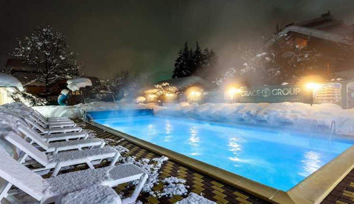 Берхтесгаден зима бассейн. Термальные источники в шерегеше. Бассейн с подогревом зимой. Термальный комплекс роза хутор 1170. Бассейн на улице зимой отдых.