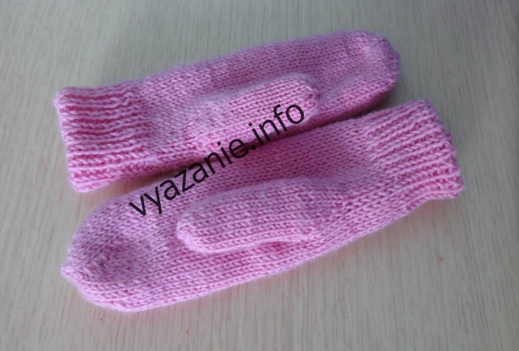 детские рукавицы спицами. рукавицы на двух спицах без шва. варежки на 3 спицах. вязаные рукавицы. вязание варежек спицами.