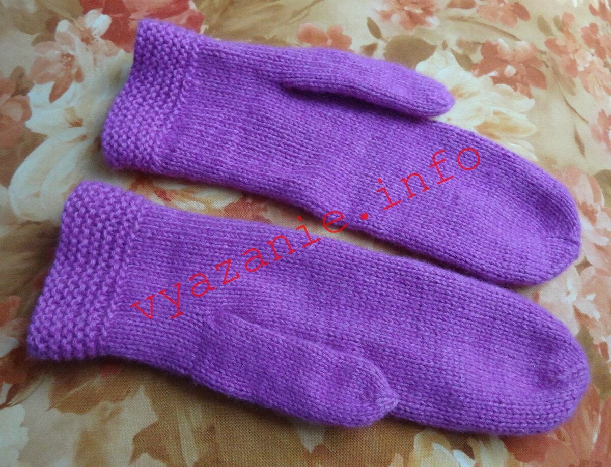 Варежки вязаные двойные. Варежки на 4 спицах для начинающих. Как закрыть варежку спицами. Варежки спицами. Вывязывание пальца на варежке спицами.