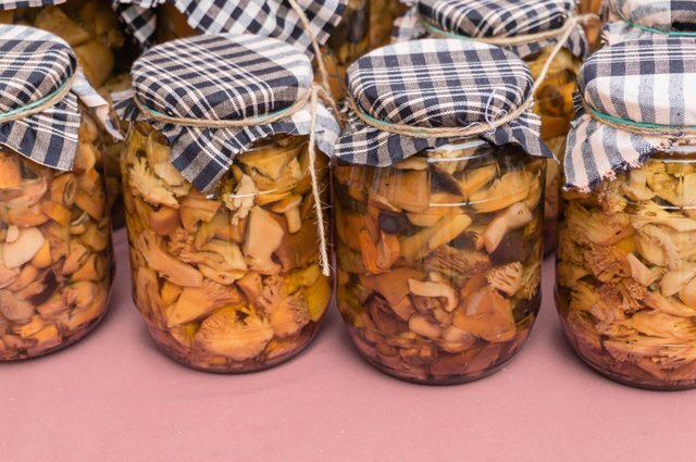    Как понять, что грибы, закатанные в банку, испортились?