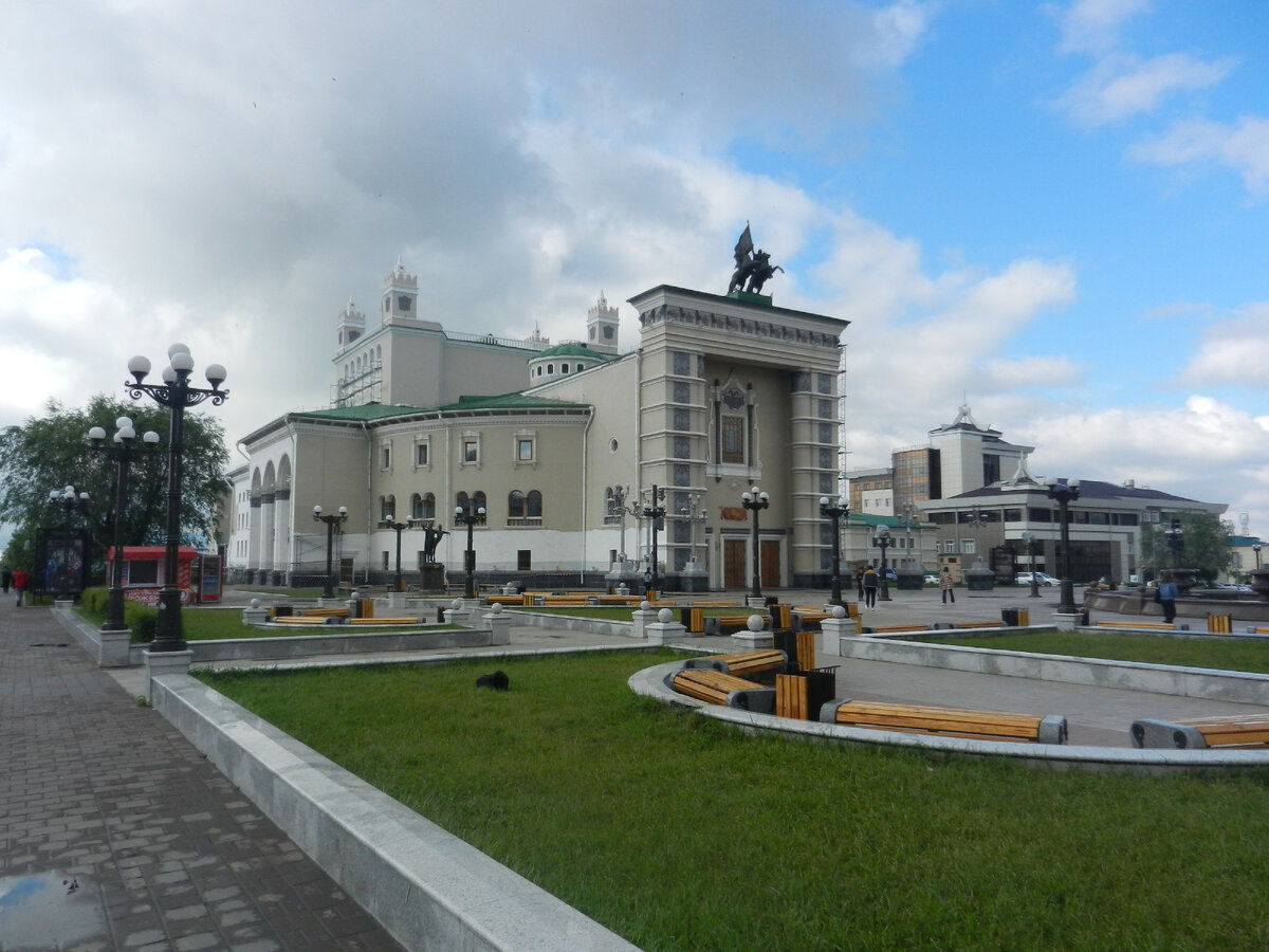 Здание театра оперы и балета (1952)