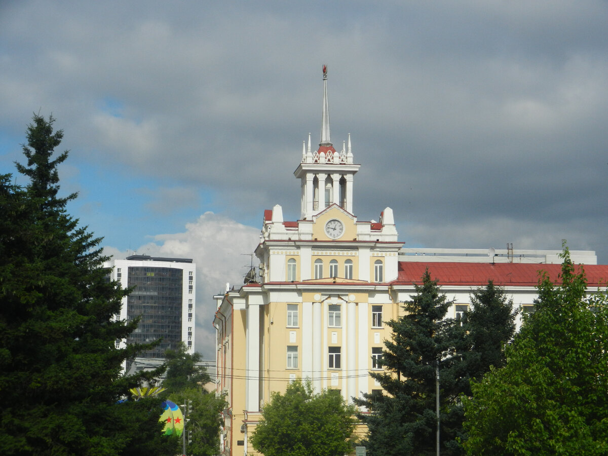 Дом радио (1959) на фоне новой застройки