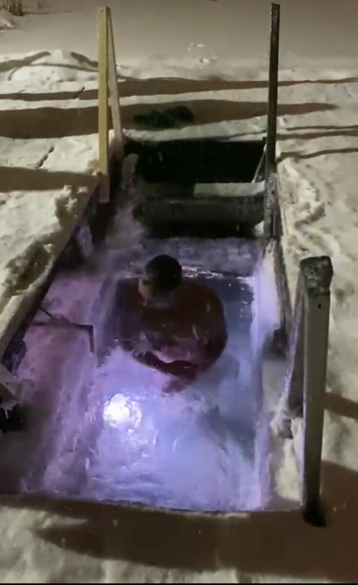 Муж ездил с другом. Друг второй год не решается зайти в воду. Понимаю его))