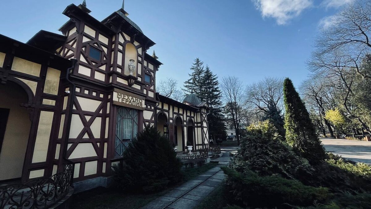 Фасад здания гармонично вписывается в ухоженный городской парк