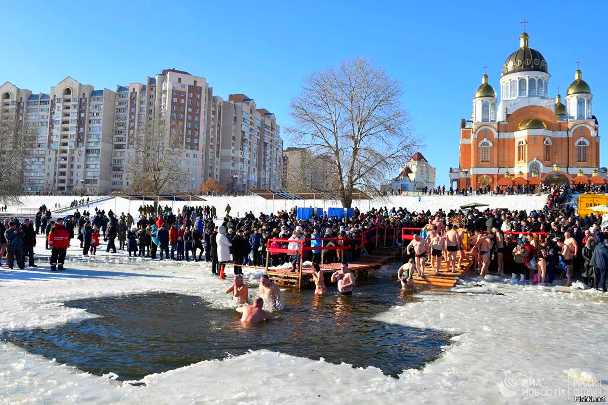 Храмы крещения в москве. Крещение Господне прорубь. Купание на крещение. Купание в проруби. Крещение 19 января.