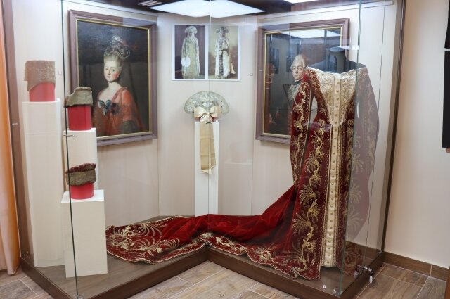    Платье придворной дамы из Ленинградского Мраморного дворца, ныне это Русский музей. Фото: Омский государственный историко-краеведческий музей