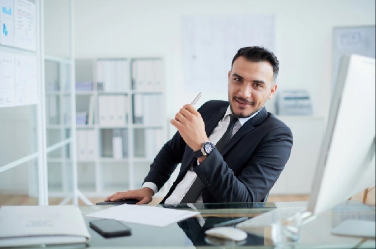    На работе нужно общаться с коллегами на личные темы, обсуждать модные фильмы, сериалы, книги, блогеров и т.д.