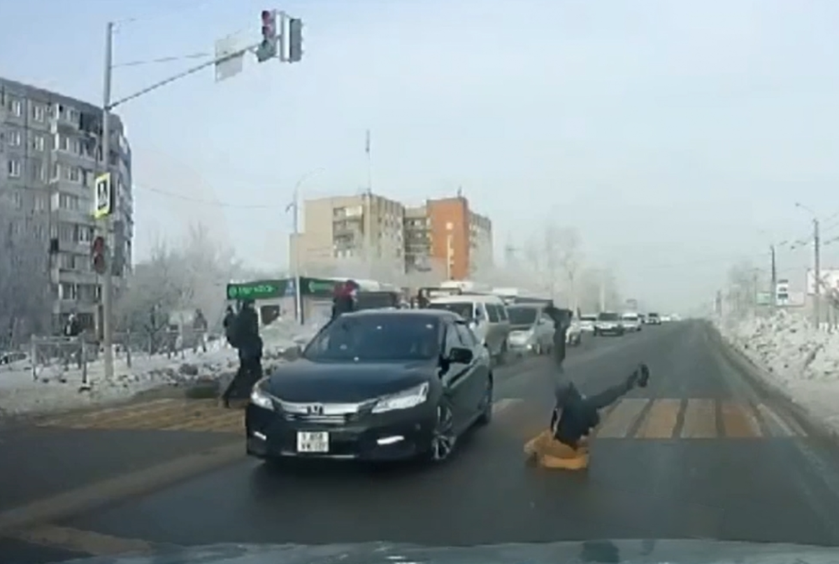    В Хабаровске завели дело на водителя, сбившего пешехода на красный