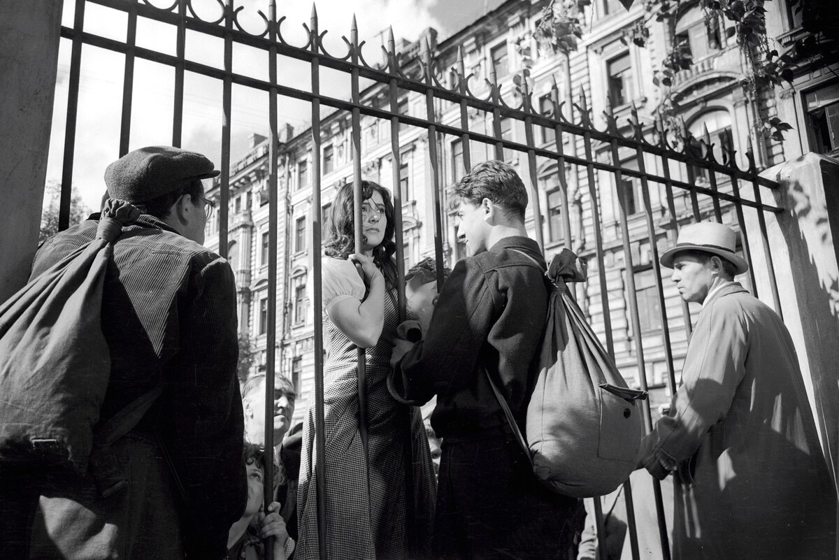    К концу десятилетия уже отчетливо чувствовались дуновения свежих ветров 60-х. Михаил Калатозов, который еще недавно делал официозный байопик о Дзержинском, вдруг поразил весь мир новаторским подходом к военной теме в драме "Летят журавли". / Фото: РИА Новости