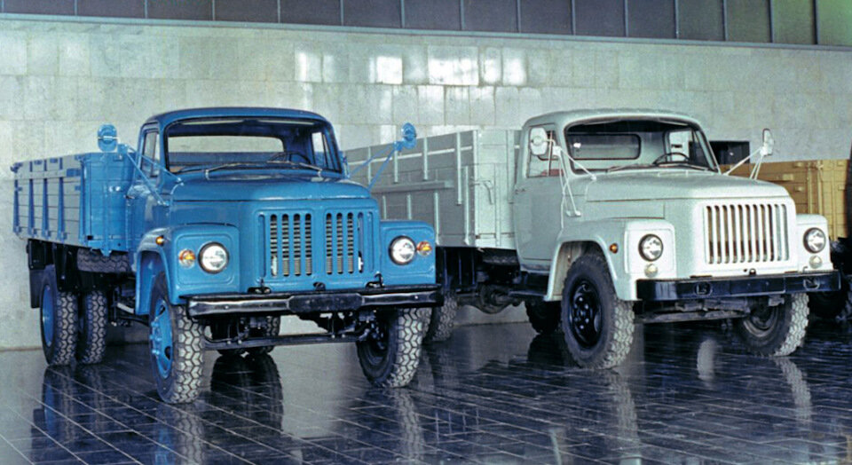 Перспективные грузовики ГАЗ середины 1970-х. К тому времени автомобилей с таким дизайном в этом классе уже не делали практически нигде в мире, но у нас это считалось целесообразными.