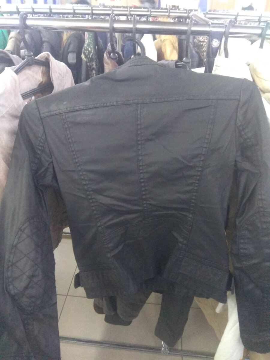 наклейка на куртку из нейлона. кожаная куртка поверх пиджака. куртка кожаная ркка. обрезать рукава у джинсовой куртки. куртка с утепленными вставками.