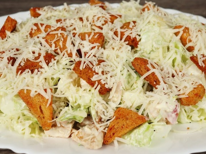 Салат Цезарь, сметают со стола в один миг